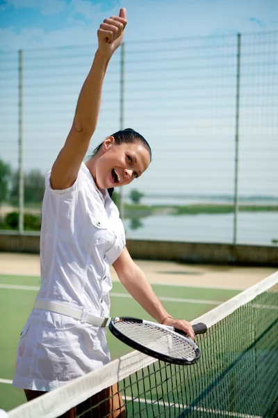 Jeune femme sur un court de tennis — Photo