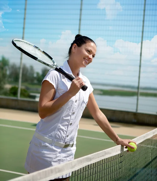 Młoda kobieta na kort tenisowy — Zdjęcie stockowe