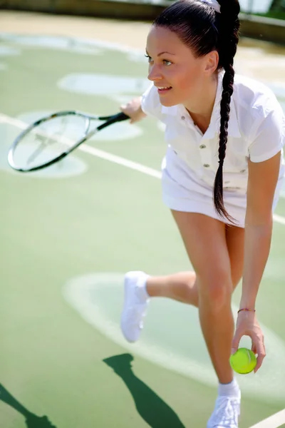 Młoda kobieta na kort tenisowy — Zdjęcie stockowe