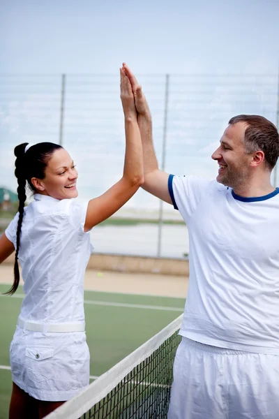 Kobieta i mężczyzna na kortach tenisowych — Zdjęcie stockowe