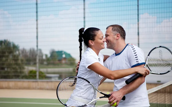Женщина и мужчина на теннисных кортах — стоковое фото