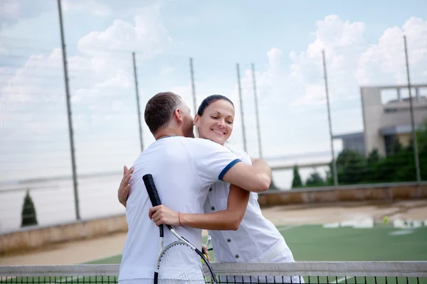 Una mujer y un hombre en las canchas de tenis — Foto de Stock