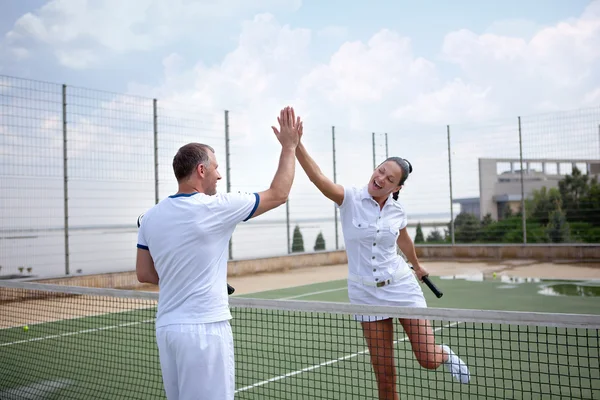 女性と男性、テニスコート — ストック写真