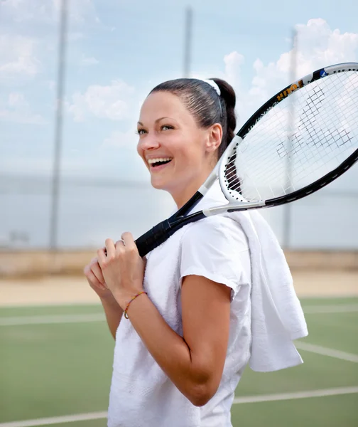 Junge Frau auf einem Tennisplatz — Stockfoto