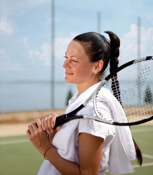 Genç kadın tenis kortunda — Stok fotoğraf