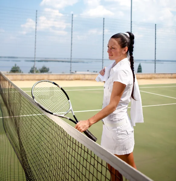 Mujer joven en una cancha de tenis —  Fotos de Stock