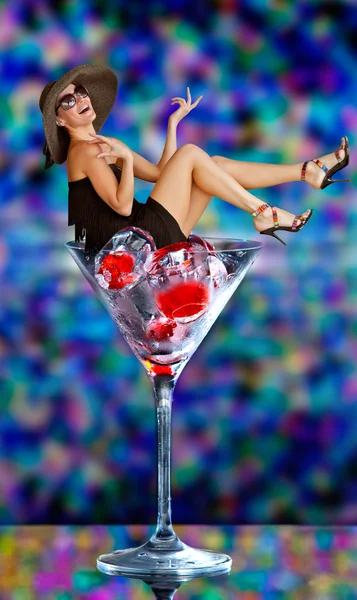 En kvinna i ett glas — Stockfoto