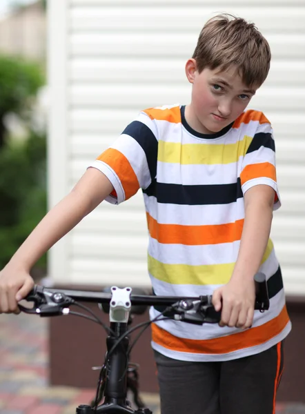 Bellissimo ragazzo con una bici — Foto Stock