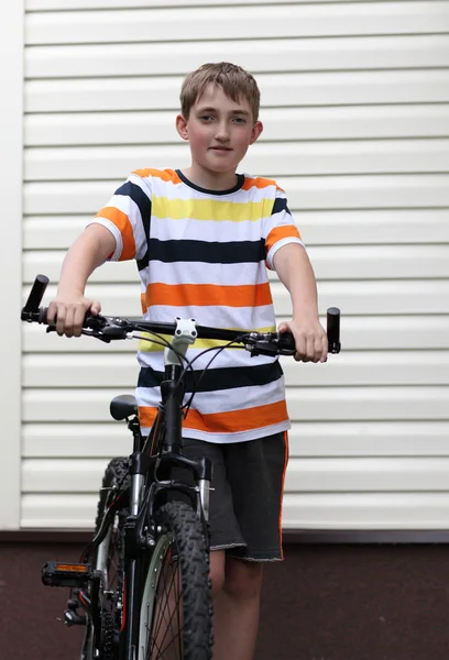 Красивый мальчик с велосипедом — стоковое фото