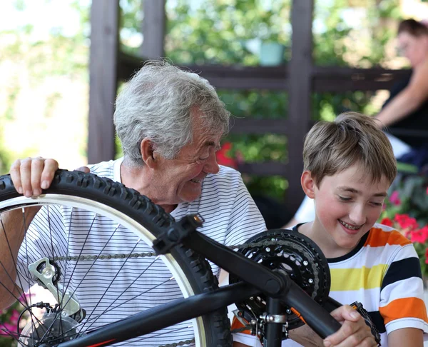 Dziadek i wnuczek naprawy rowerów — Zdjęcie stockowe