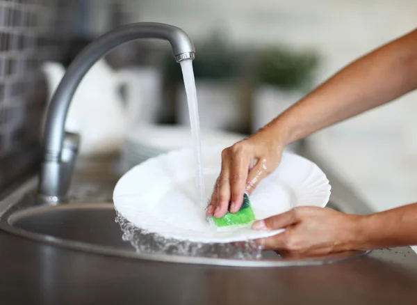 食器キッチン シンク スポンジの洗浄の皿を洗浄 — ストック写真