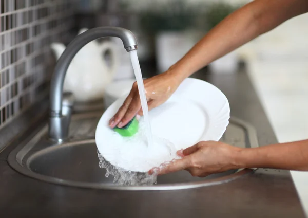 Vajilla de limpieza fregadero de cocina esponja lavavajillas —  Fotos de Stock