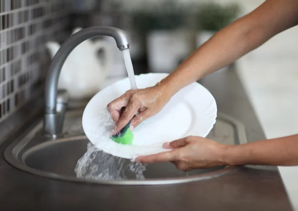 Rengöring porslin kök diskbänk svamp tvätta skålen — Stockfoto