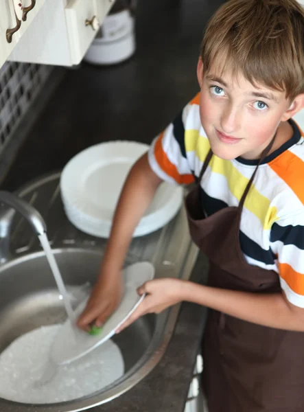 Rapaz a lavar a louça — Fotografia de Stock
