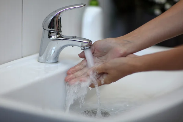 水でクレーンの下に石鹸で手を洗う — ストック写真