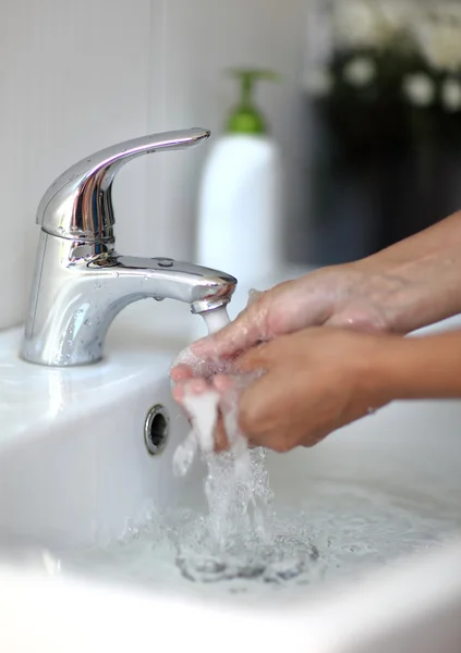 Lavagem de mãos com sabão sob o guindaste com água — Fotografia de Stock