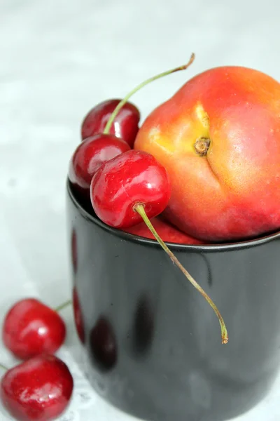 Körsbär och nektariner — Stockfoto