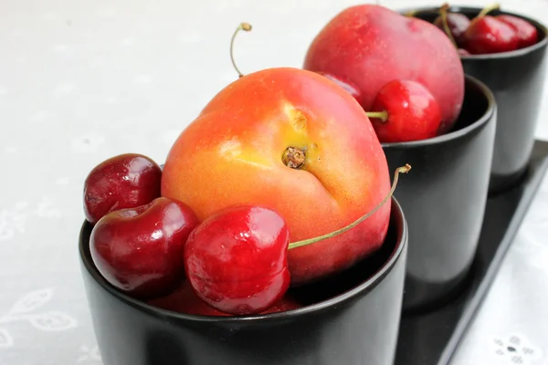 Třešně a višně a nektarinky — Stock fotografie