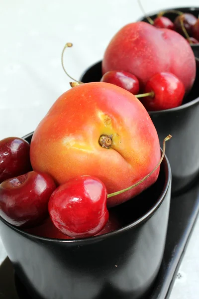 Třešně a višně a nektarinky — Stock fotografie