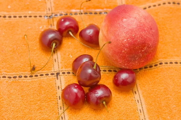 Cherries and nectarine — Stock Photo, Image
