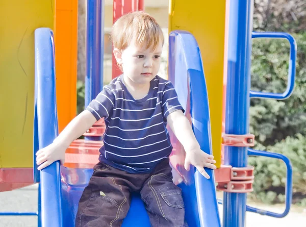 Маленький хлопчик на слайді — стокове фото