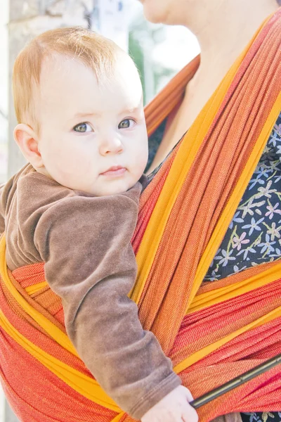 Baby in sling — Stockfoto