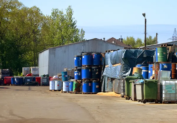 Fabryka odpadów niebezpiecznych. pojemniki na odpady niebezpieczne. — Zdjęcie stockowe