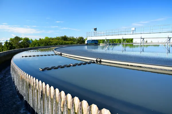 Moderna planta de tratamiento de aguas residuales urbanas. — Foto de Stock