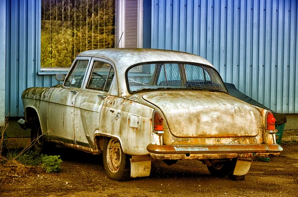 Oude Sovjet-auto op de parkeerplaats — Stockfoto