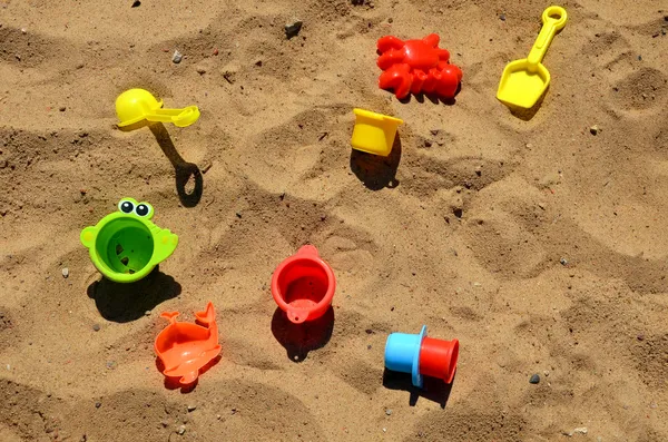 Verschillende kinderspeelgoed op het zand — Stockfoto