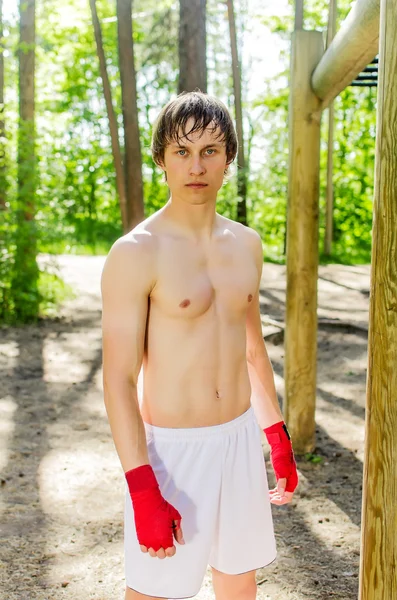 Portrét boxer chlap v lese — Stock fotografie