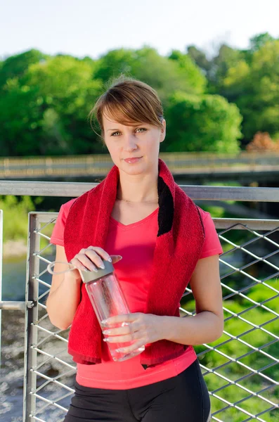 Retrato de corredor femenino con botella de agua — Foto de Stock