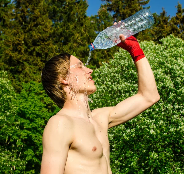 Уставший спортсмен льет воду на голову . — стоковое фото