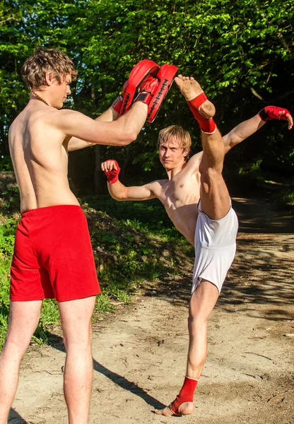 Dois homens a treinar Muay Thai na floresta — Fotografia de Stock