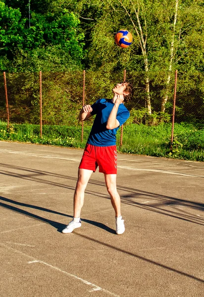 Guy is training with the ball on the court — Stock Photo, Image