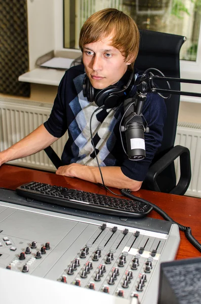 앵커는 라디오 마이크 앞에 앉아 — 스톡 사진