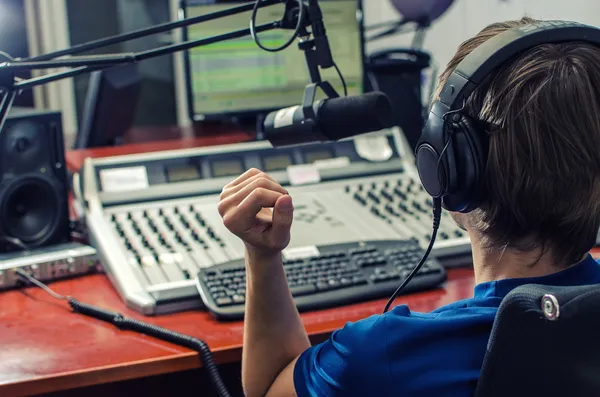 DJ pracy przed mikrofonem na radio, z tyłu — Zdjęcie stockowe