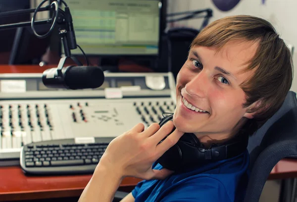 DJ przed mikrofonem w radiu — Zdjęcie stockowe