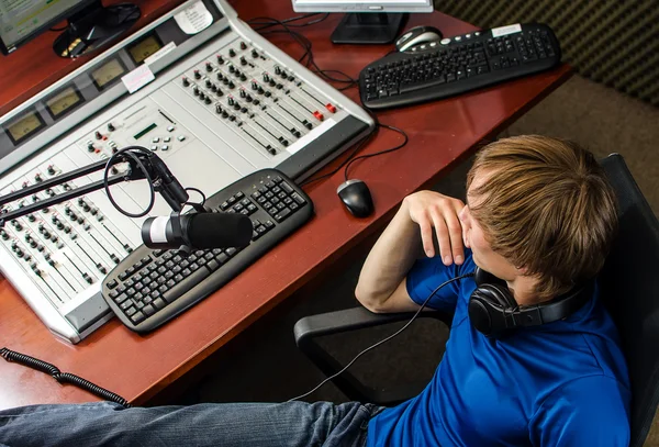 DJ arbetar framför en mikrofon radio, från toppen — Stockfoto