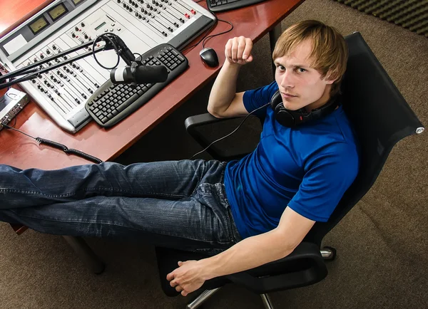 DJ dolgozik egy mikrofon előtt a rádióban, a tetején — Stock Fotó