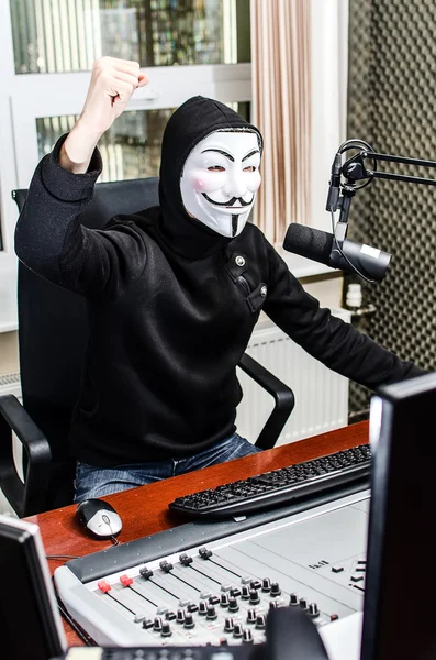 Antiglobalist expresses its demands on the radio — Stock Photo, Image