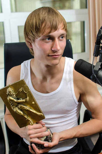 Jogador de tênis com um prêmio na estação de rádio — Fotografia de Stock