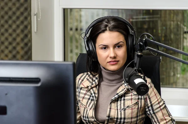 Anchorwoman delante de un micrófono en la radio —  Fotos de Stock