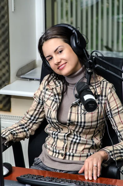 Anchorwoman framför en mikrofon på radion — Stockfoto