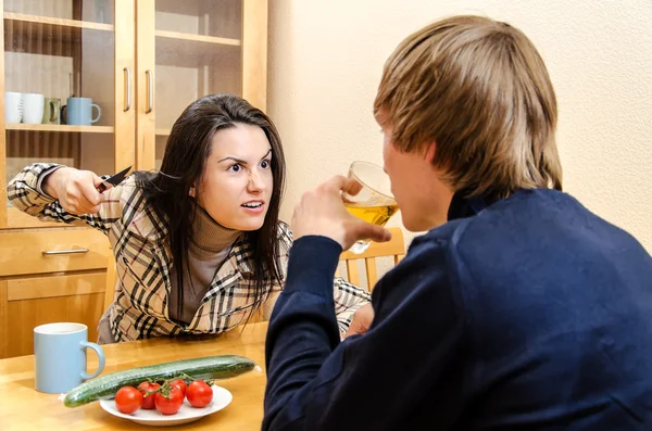 Esposa briga com o marido na cozinha — Fotografia de Stock