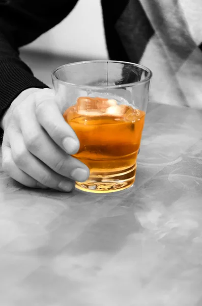 Алкоголь - зло! Мужская рука держит стакан виски — стоковое фото