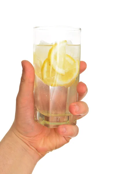 Mano de hombre sosteniendo vaso de agua con hielo y limón, aislado en blanco — Foto de Stock