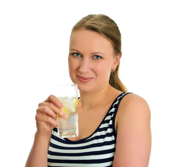 Привлекательная женщина со стаканом воды, изолированная на белом — стоковое фото