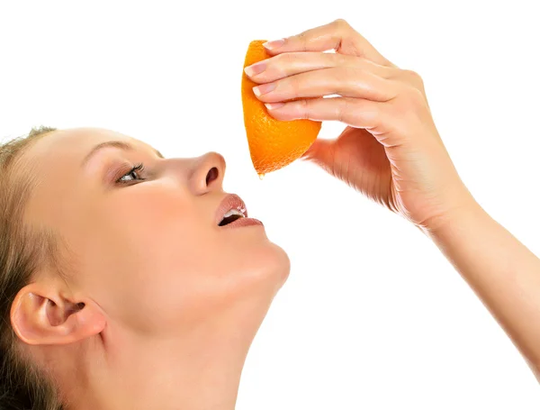 Attraktive Frau gießt Orangensaft, isoliert auf weiß — Stockfoto