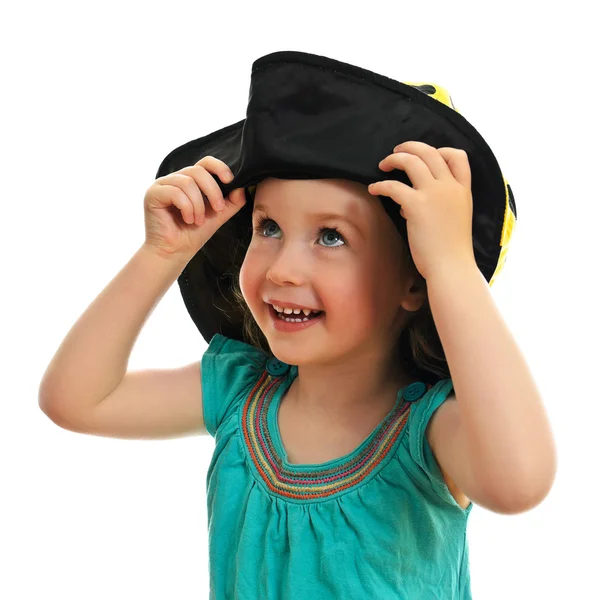 Смолящая маленькая девочка в шляпе, изолированная на белом — стоковое фото